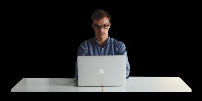 职场男性在办公室里自信地做产品演示，成功实现职业类想要xx转型目标，画面专业有成就感